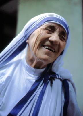 Mutter Teresa, lachend, Dezember 1985